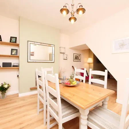 The River Walk House * יורק