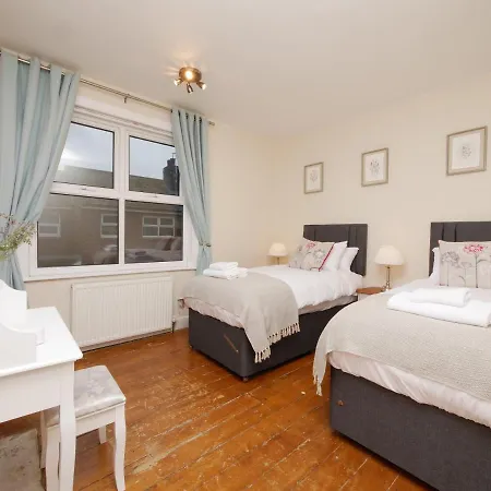 The River Walk House * יורק